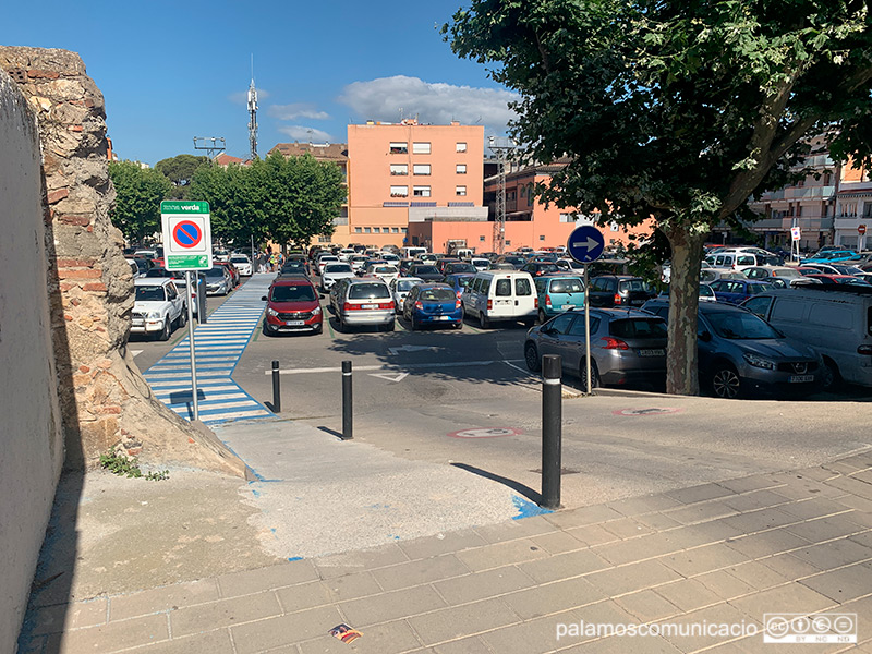 L'accés a l'aparcament de l'Arbreda pel carrer Balmes, aquest matí.