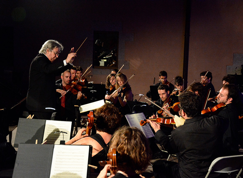 Antoni Ros Marbà, durant un concert al castell de Calonge. (Foto: Ajuntament de Calonge i Sant Antoni).