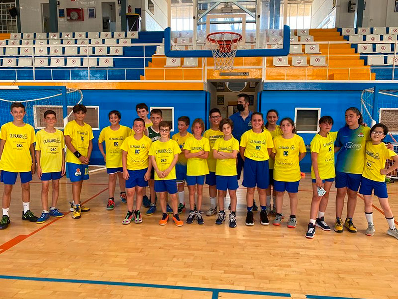 Els equips mini masculí i femení del CE Palamós, en un entrenament ara fa dues setmanes. (Foto: CE Palamós).