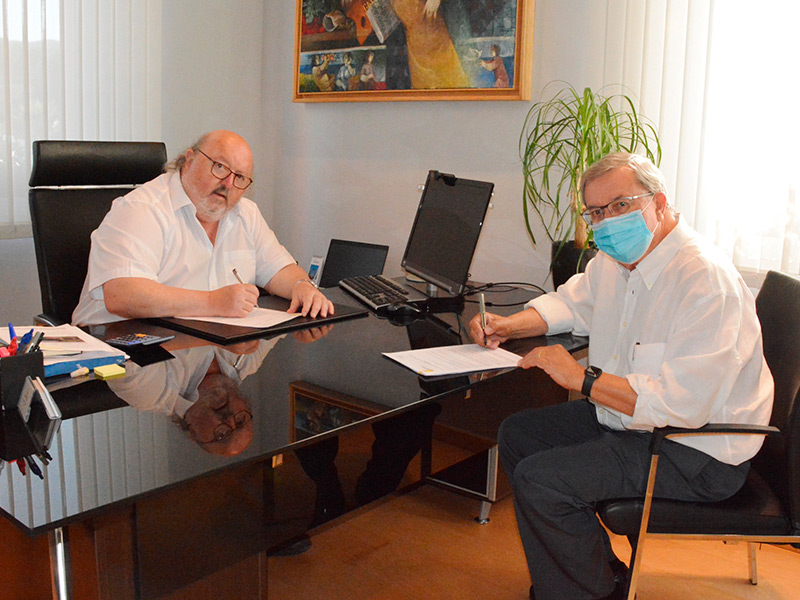 L'alcalde, Jordi Soler, i Esteve Ayats, responsable d'Aglomerats Girona, van signar ahir el contracte. (Foto: Ajuntament de Calonge i Sant Antoni).