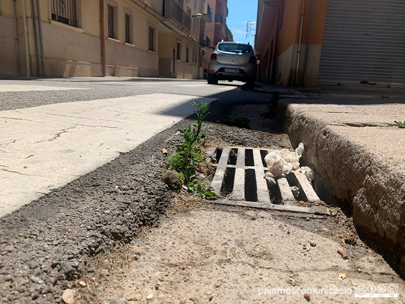 Un embornal del carrer de la Indústria, aquest matí.