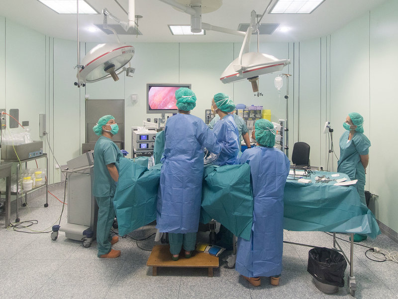 Imatge d'un dels quiròfans de l'hospital de Palamós. (Foto: SSIBE).