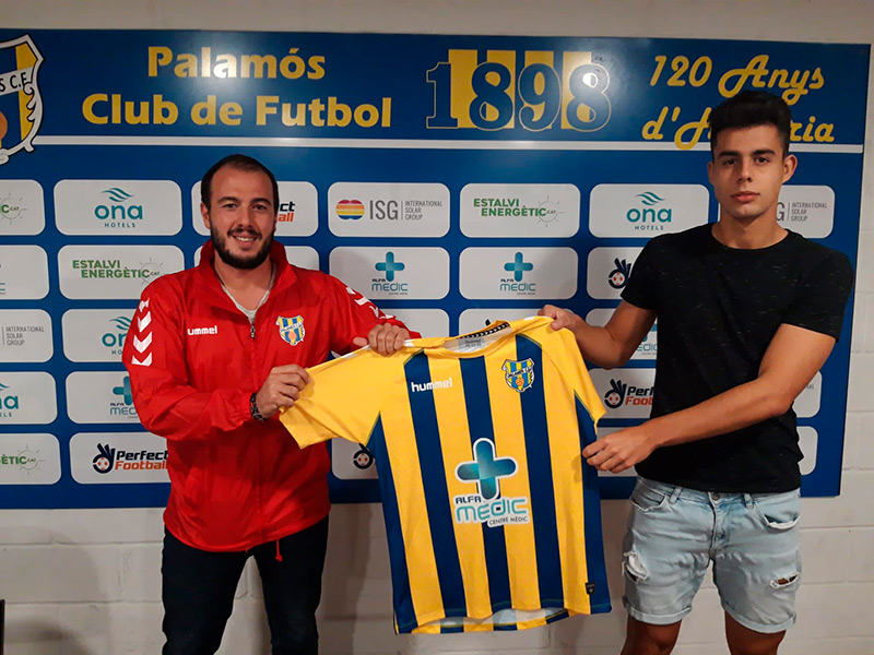 Sergi Bas , amb l'exdirector esportiu del Palamós, l'any passat quan va ser presentat pel club. (Foto: Palamós CF).