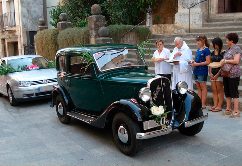 Imatge d'arxiu de la benedicció de vehicles davant l'Església de Sant Martí de Calonge. (Foto: Club Motor Clàssic Calonge).