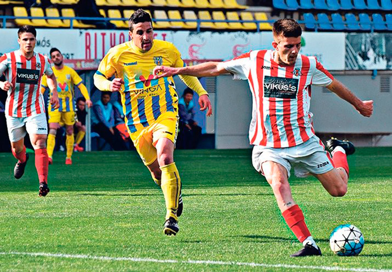 Jairo Torné, amb la samarreta del Vic, en un partit contra el Palamós. (Foto: Palamós C.F.).