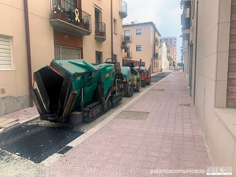 Maquinària asfaltant el carrer de l'Avió, ahir a la tarda.