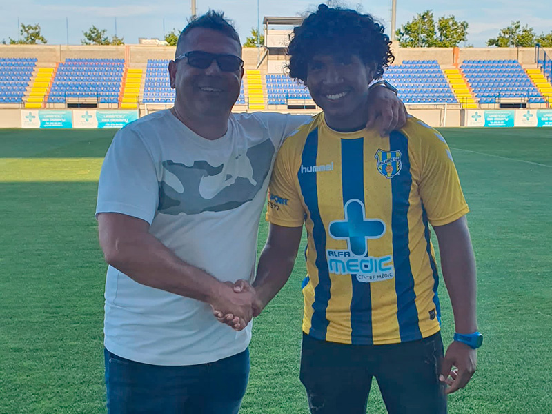 Peter Valencia amb l'entrenador del Palamós, Mario Fernández. (Foto: Palamós CF).