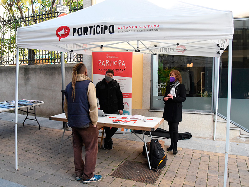 Imatge de la parada dels pressupostos participatius instal·lada al mercat de Calonge. (Foto: Ajuntament de Calonge i Sant Antoni).