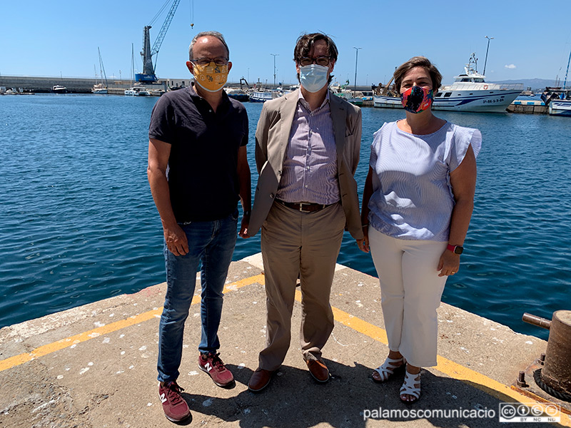 Salvador Illa, al centre de la imatge, acompanyat dissabte pels regidors del PSC de Palamós Josep Coll i Yolanda Aguilar.