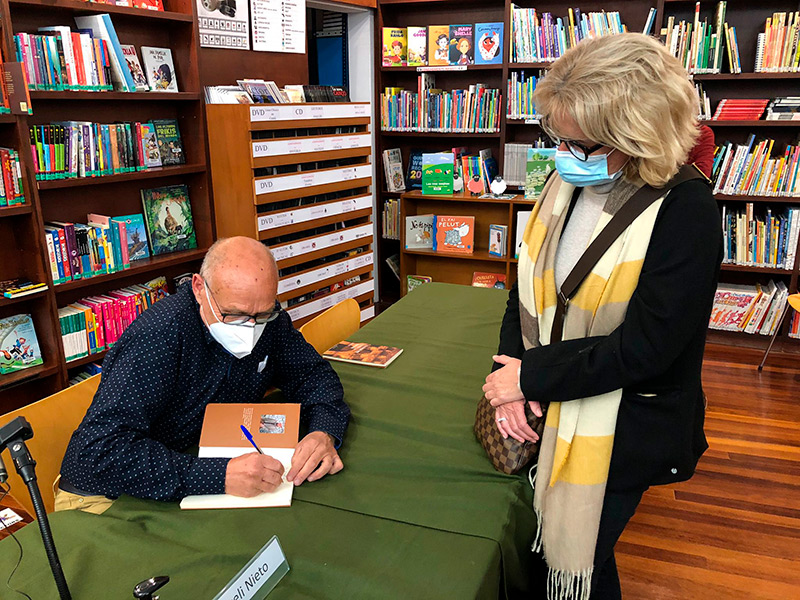 Rogeli Nieto el dia de la presentació del seu llibre a Begur, l'abril passat. (Foto: Ajuntament de Begur).