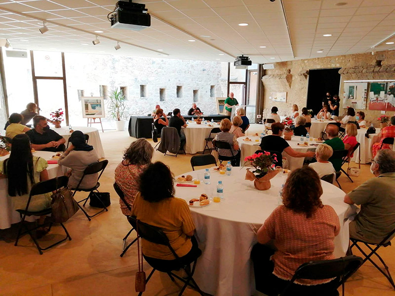 Imatge d’una jornada de debat al castell de Calonge. (Foto: Ajuntament de Calonge i Sant Antoni).