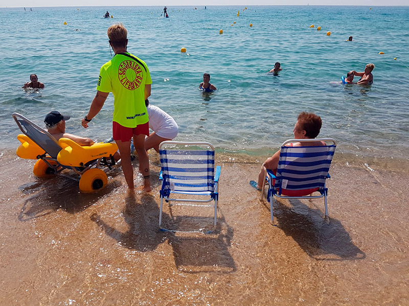 Imatge del servei de bany assistit a la platja de Torre Valentina. (Foto: Ajuntament de Calonge i Sant Antoni).