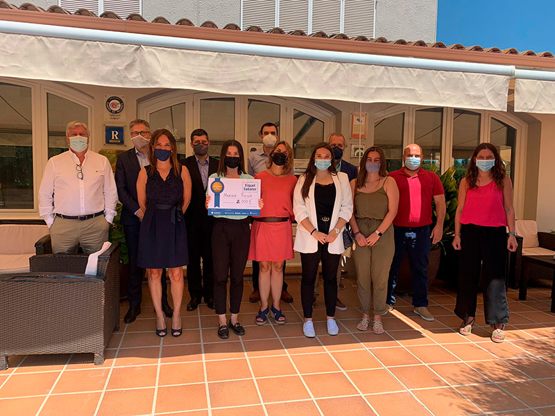 La premiada Marina Reina acompanyada de la resta de participants de l’acte. (Foto: Grup Costa Brava Centre).