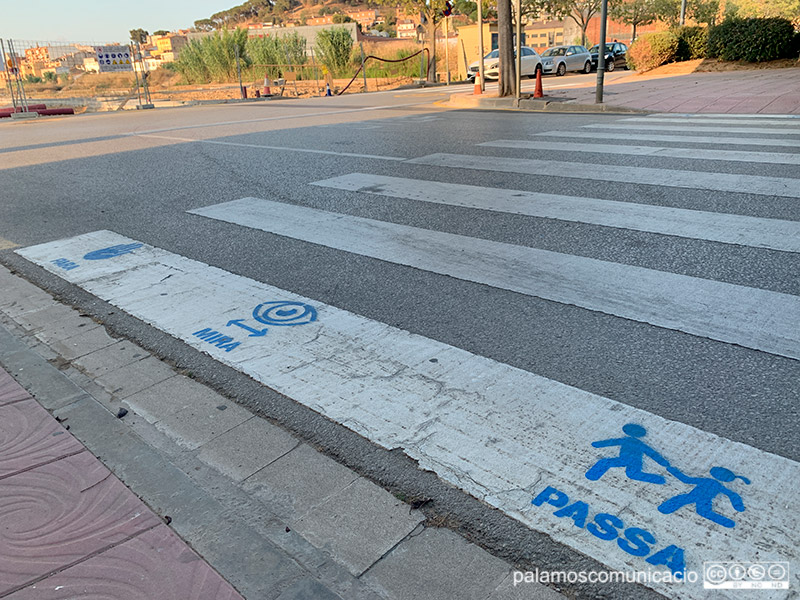 Pictogrames en un pas de vianants del carrer d'Enric Vincke.