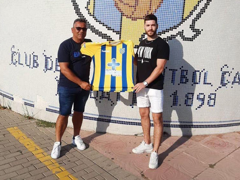 Marc Crespo, amb l'entrenador del Palamós, Mario Fernández. (Foto: Palamós CF).