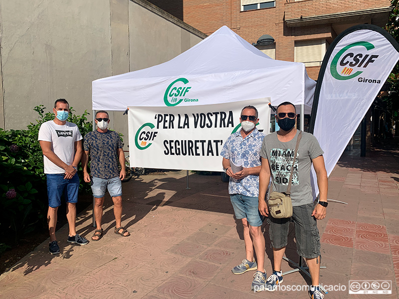 Representants del sindicat CSIF, aquest matí en una carpa instal·lada a l'Avinguda de Catalunya.