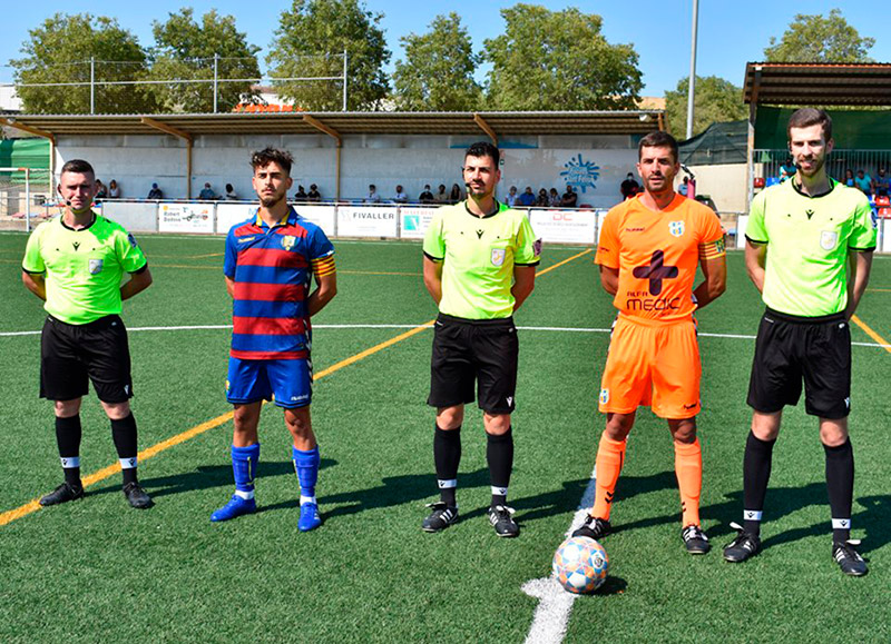 El capità del Palamós C.F., David Cano, en el darrer partit de lliga, precisament contra el Llagostera B. (Foto: Sergi Cortés).