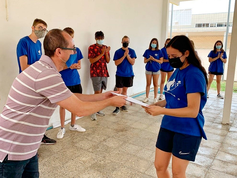 L'alcalde, Lluís Puig, fent el lliurament de les titulacions als participants del Casal d'Estiu. (Foto: Ajuntament de Palamós).