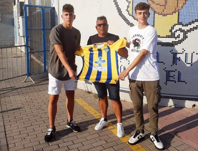 Quiñónes, a l'esquerra, i Ferrer, amb l'entrenador Mario Fernández. (Foto: Palamós CF).