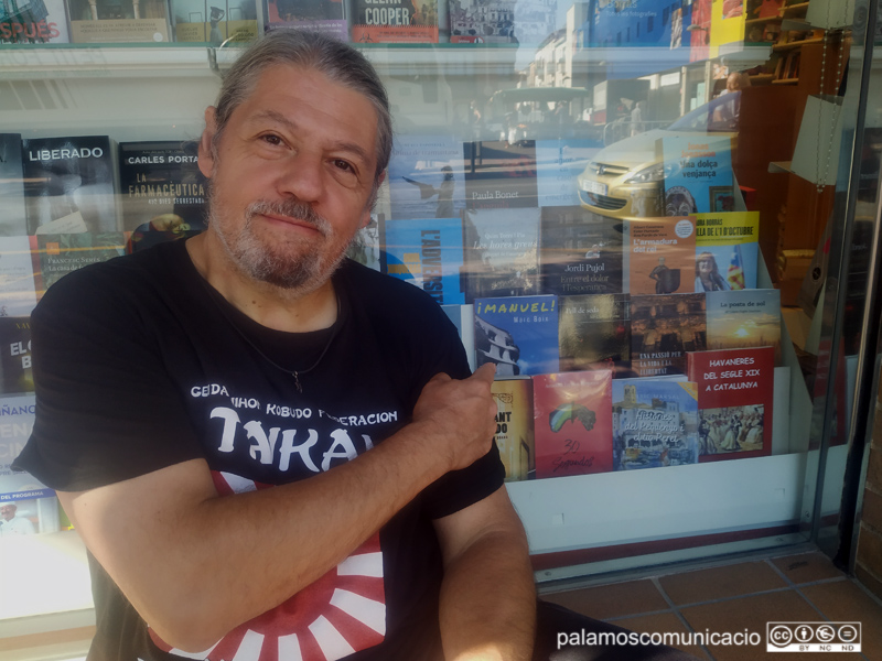 Marc Boix, amb el seu llibre 'Manuel' a Can Romero.