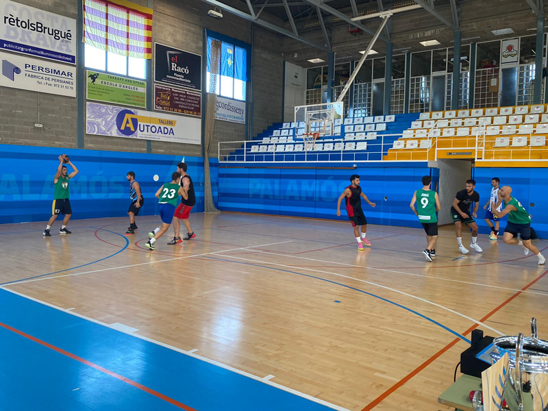 Un instant de la final d'ahir entre Practice i La Marmu Show. (Foto: Sergi Díaz).