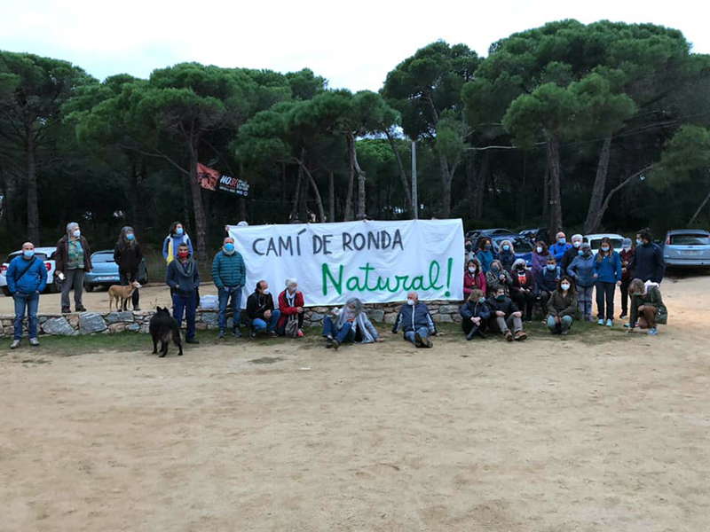 Imatge d'arxiu d'una concentració de protesta contra les obres del camí de ronda de Palamós. (Foto: SOS Costa Brava).