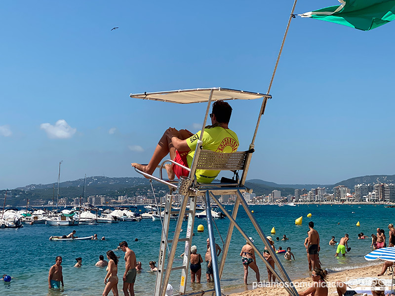 Un socorrista de l'empresa Marsave, aquest passat dissabte a la Platja Gran de Palamós.
