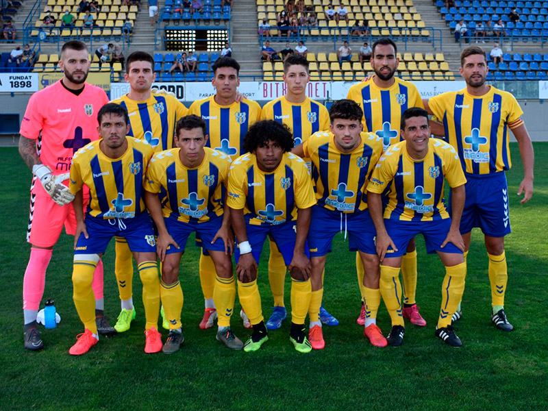 L'onze inicial del Palamós en el primer partit de pretemporada davant del Figueres. (Foto: Sergi Cortés).