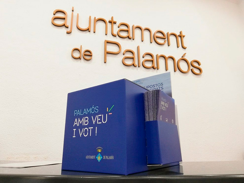 Una de les urnes del procés participatiu, instal·lada a l'Oficina d'Atenció al Ciutadà de l'Ajuntament. (Foto: Ajuntament de Palamós).