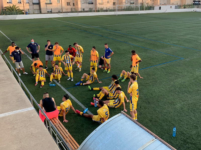 Els jugadors del Palamós, abans de l'inicia de la segona part del partit d'ahir a Masnou. (Foto: Palamós CF).