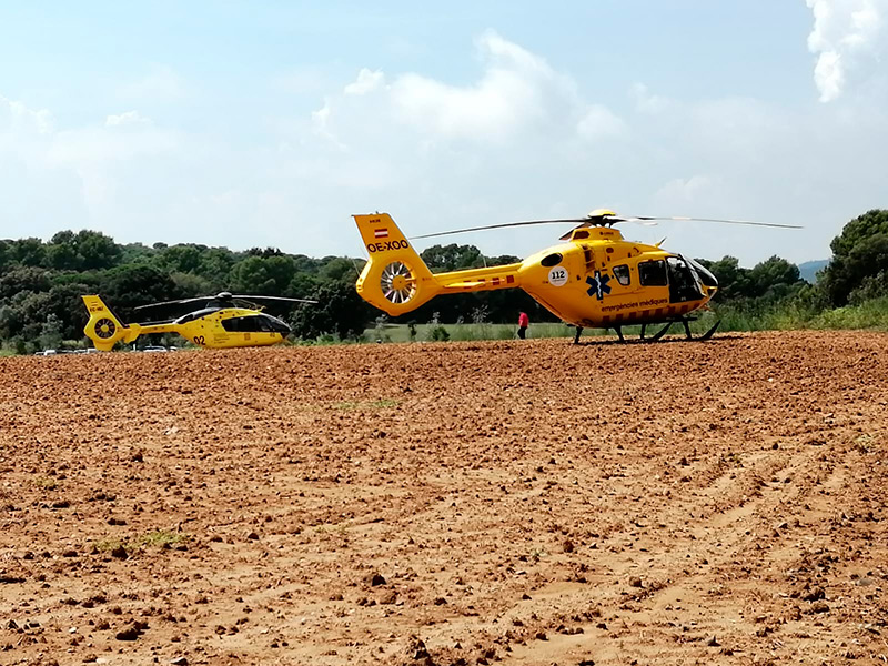 Dos helicòpters del Sistema d'Emergències Mèdiques, ahir a la zona de Castell. (Foto: Trànsit Aeri de Catalunya).