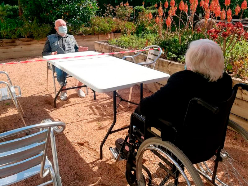 Visita a una persona resident del centre Palamós Gent Gran. (Foto: SSIBE).