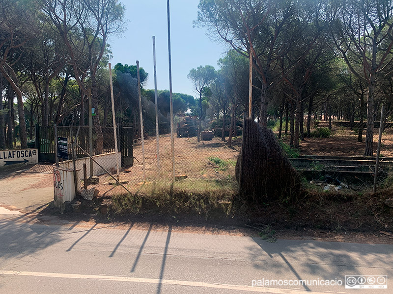Un camió treballant ahir en el solar que ocupaven el càmping La Fosca i l'hotel Bellafosca.
