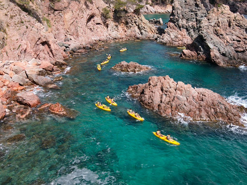 Es tracta d'una travessia de 7,5 km en caiac (individual o doble) amb sortida i arribada a Llafranc 