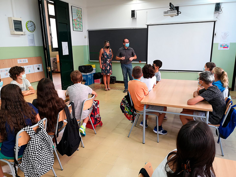 L'alcalde, Lluís Puig, i la regidora d'Ensenyament, Laura Lafarga, han donat avui la benvinguda a alumnes i professors pel nou curs.