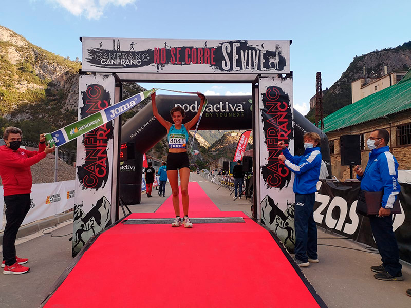Blanca Batlle, campiona d'Espanya de Trail Running, ahir a Canfranc. (Foto: AA Palamós).