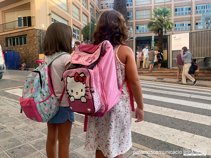 Dues nenes de l'Escola Vedruna entrant al centre en el primer dia de curs.