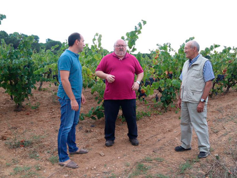 L’investigador de la Universitat de la Rioja, Pedro José Balda, l’alcalde, Jordi Soler, i el president de la Fundació Remença XXI, Lluís Molla.