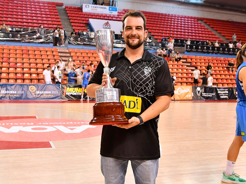 Jordi Acero, tècnic assistent del Cadí La Seu, amb el trofeu de la Lliga Catalana. (Foto: Agustí Peña).