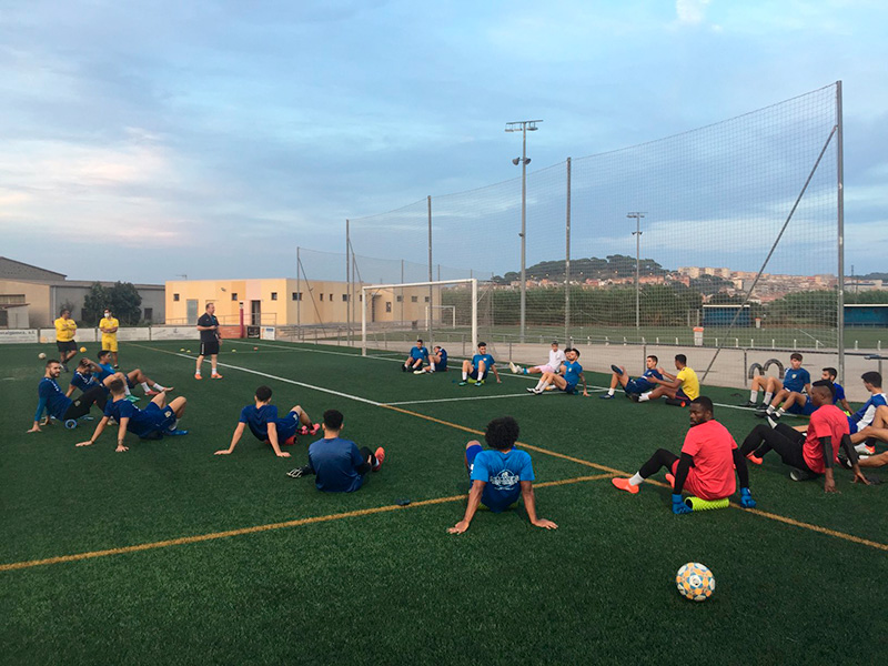 Els jugadors del Palamós, entrenant aquest dimecres a la zona esportiva Josep Massot i Sais. (Foto: Palamós CF).