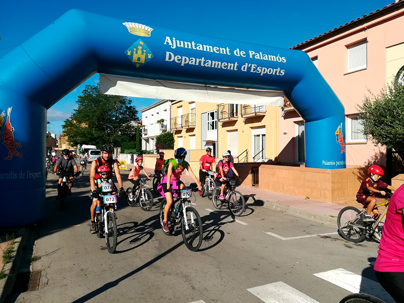 La sortida de la Festa del Pedal d'ahir diumenge. (Foto: Ajuntament de Palamós).