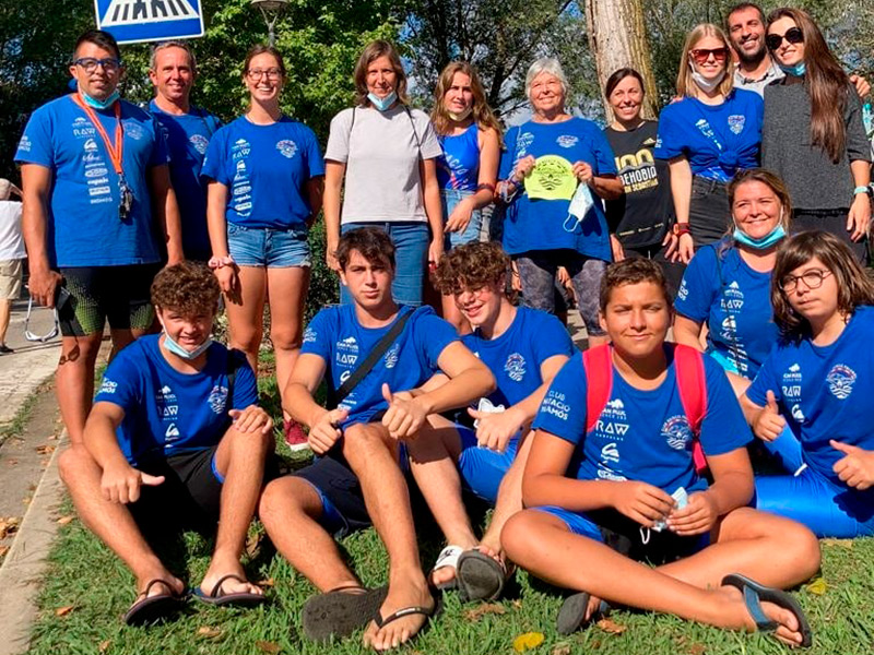 Participants del CN Palamós a la Travessia de l'Estany de Banyoles. (Foto: Club Natació Palamós).