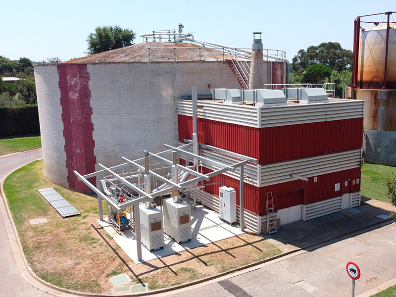 La planta de cogeneració de biogàs a la depuradora de Palamós. (Foto: AGBAR).