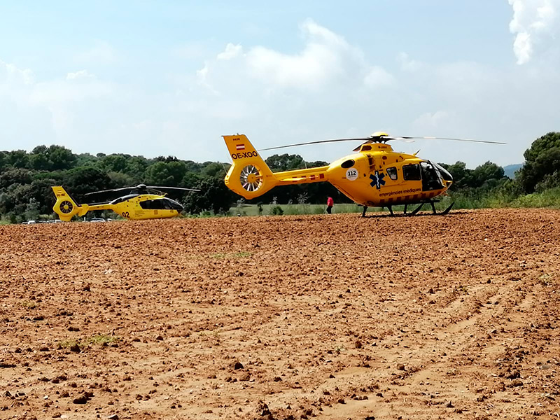 Dos helicòpters del Sistema d'Emergències Mèdiques, el passat 5 de setembre a la zona de Castell. (Foto: Transport Aeri de Catalunya).