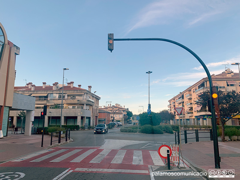 El semàfor del carrer d'Enric Vincke, ahir a la tarda.