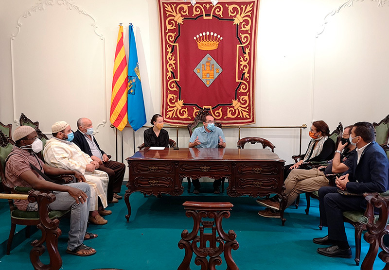 L’alcalde i la regidora d’Acció Social amb membres de tres comunitats religioses de Palamós. (Foto: Ajuntament de Palamós).