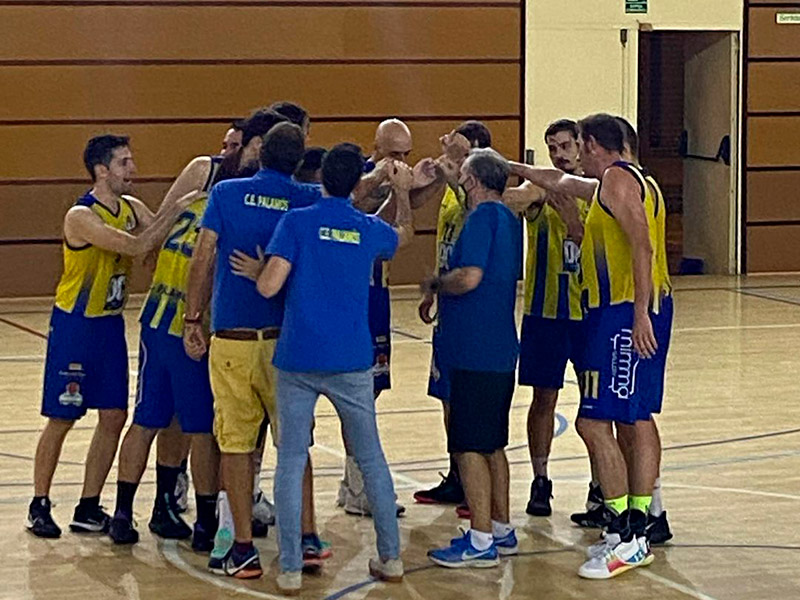 Els jugadors del CE Palamós celebren la victòria després del partit. (Foto: CE Palamós).