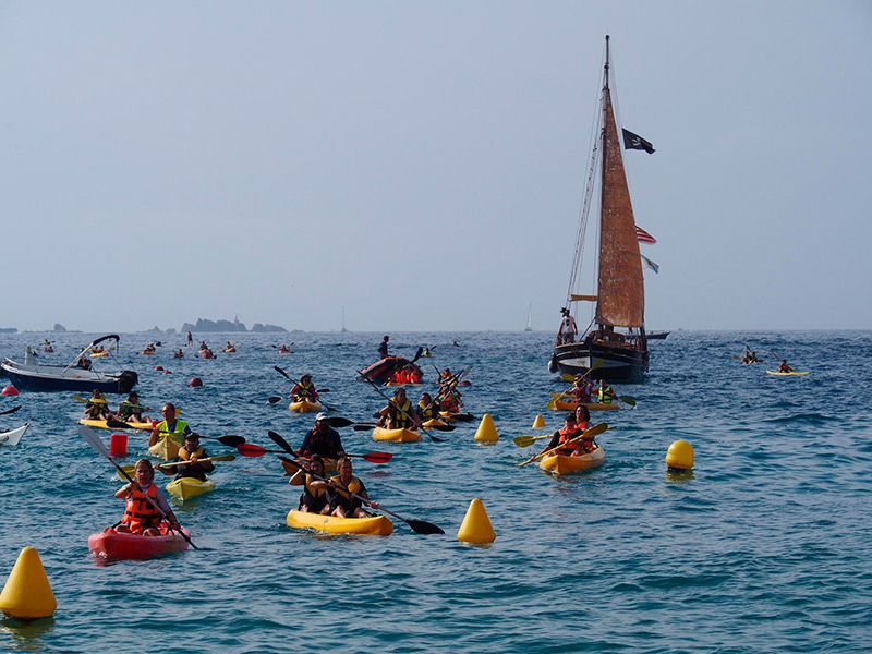 Els caiacs de tornada a la platja de Llafranc, amb les Illes Formigues al fons.  (Foto: Fundació Oncolliga).