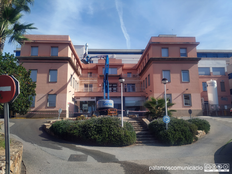 S'està pintant la façana de l'edifici de l'hospital vell.