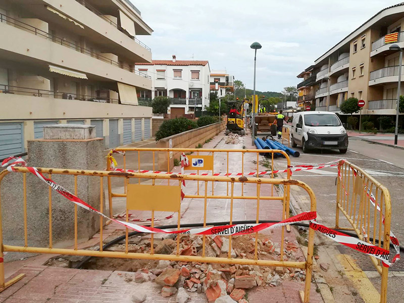 Fotografia de l’execució de les obres al carrer del Mar. (Foto: Ajuntament de Calonge i Sant Antoni).